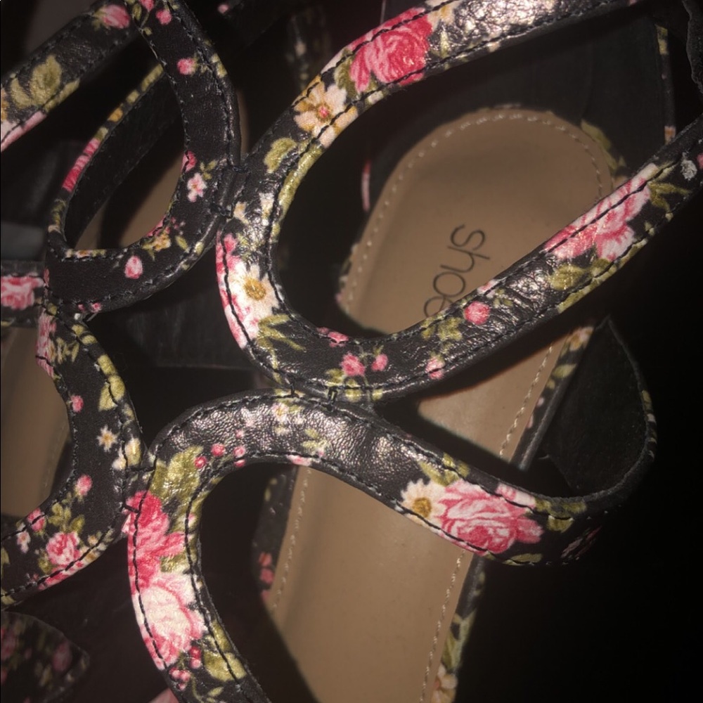 Strappy high heels - Picture 3 of 5